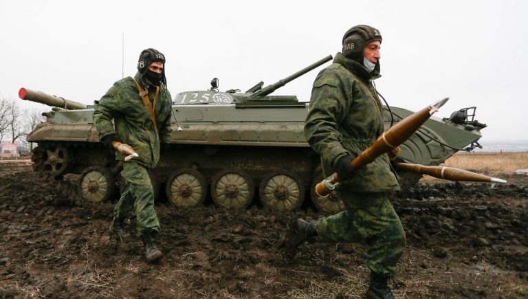 Guerra in Ucraina, sterminata una famiglia di 5 persone sotto il colpi di un blindato russo vicino Kiev