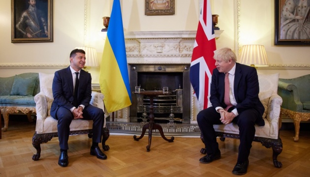 Guerra in Ucraina, Boris Johnson sente il governo di Kiev: “Il Paese è convinto che Putin fallirà”
