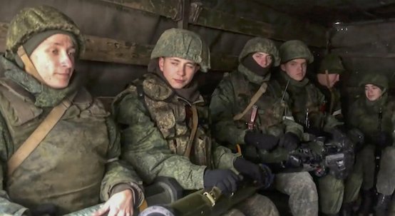 Guerra in Ucraina, “Anonymous” pubblica i nomi di 120mila soldati russi