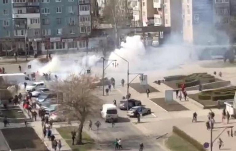 Guerra in Ucraina, le forze russe sparano sulla folla a Enerhodar durante una manifestazione contro l’occupazione
