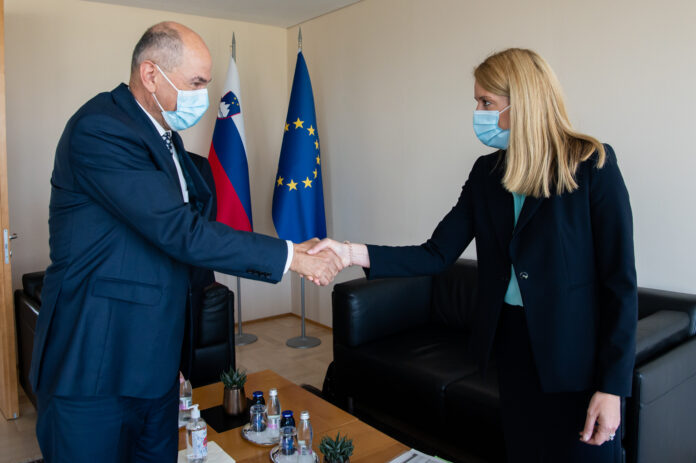 Guerra in Ucraina, Zelensky ringrazia Roberta Metsola: “La sua presenza a Kiev è stato un atto di eroismo”