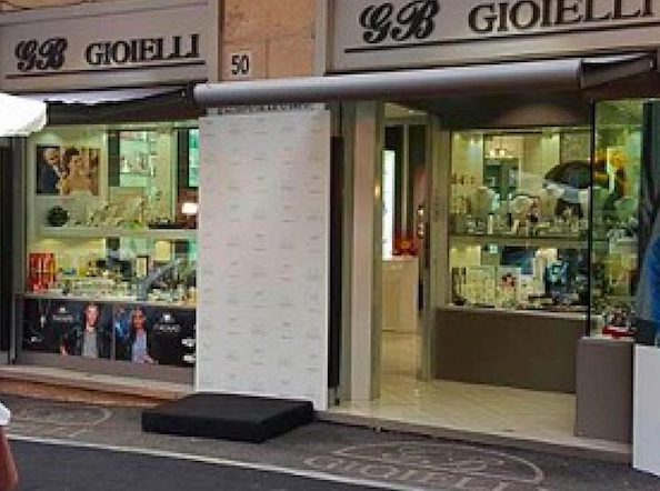 Roma, colpo da 40mila euro in una gioielleria in via Appia Nuova