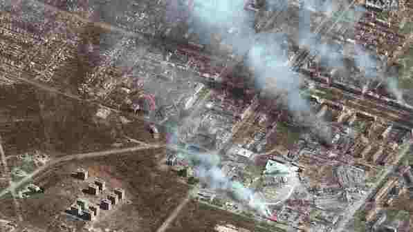 Guerra in Ucraina, l’inferno a Mariupol: i russi usano bombe anti bunker ad alto potenziale sull’acciaieria Azovstal