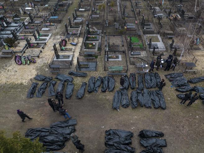 L’orrore senza fine di Bucha: sono saliti a 400 i cadaveri di civili massacrati dai russi
