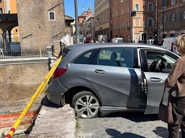 Roma, tragedia sfiorata a Torre Argentina: perde il controllo della macchina e investe cinque pedoni