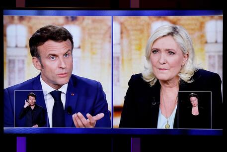Francia, secondo un sondaggio Ipsos aumenta il vantaggio di Emmanuel Macron (57,5%) su Marine Le Pen (42.5%)