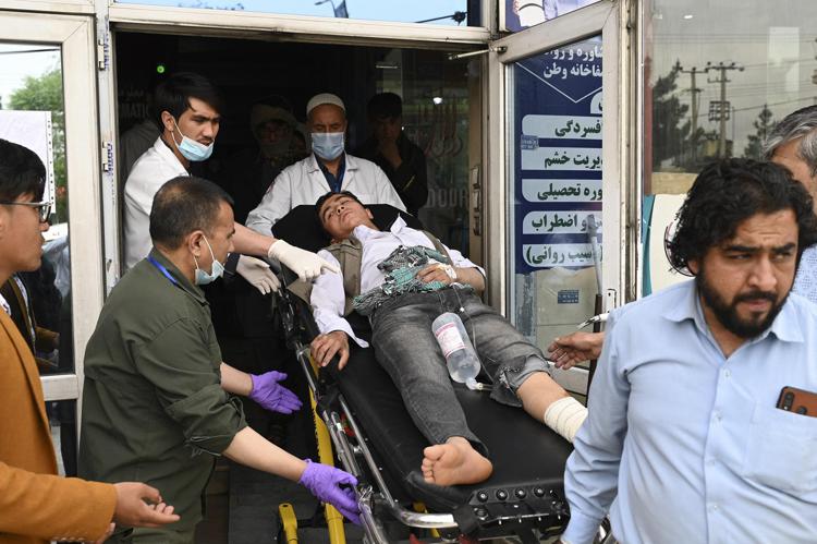 Afghanistan, tre esplosioni a Kabul: morti 25 studenti