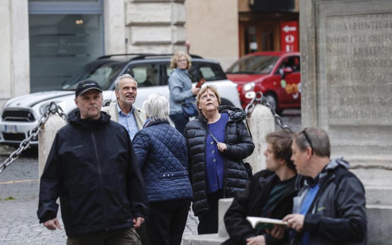 Roma, Angela Merkel in veste da turista in piazza della Minerva