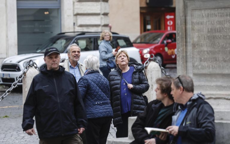 Roma, Angela Merkel in veste da turista in piazza della Minerva