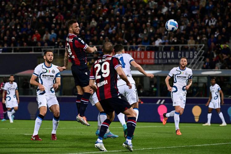 Calcio, il Bologna batte l’Inter 2-1: il Milan resta prima in classifica