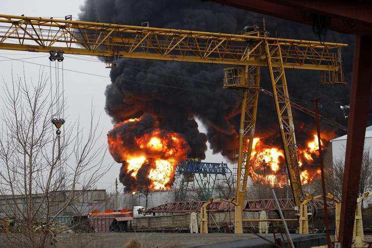 Guerra in Ucraina, secondo Mosca forze di Kiev hanno attaccato il deposito di petrolio di Belgorod