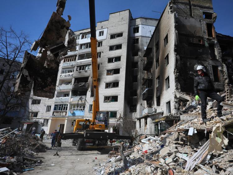 Guerra in Ucraina, ennesima strage di civili a Borodianka: rinvenuti 26 cadaveri