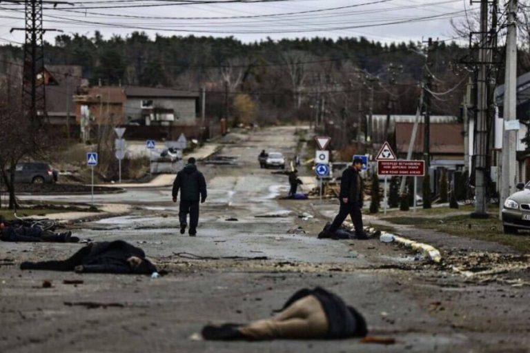 Guerra in Ucraina, l’accusa di Zelensky: “I russi stanno cercando di rimuovere le persone uccise nelle strade nei territori occupati”