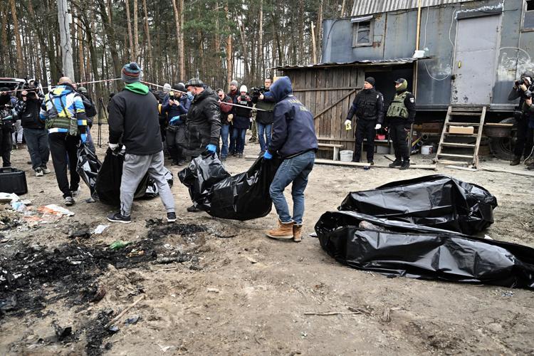 Guerra in Ucraina, il massacro di Bucha: i corpi rinvenuti sono circa 720