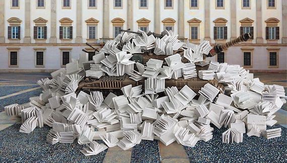 Milano, un carro armato sommerso dai libri a Palazzo Reale contro la guerra