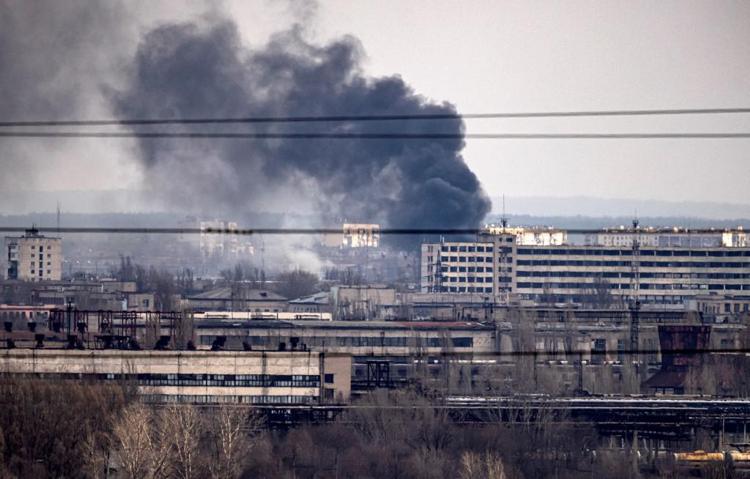 Guerra in Ucraina, l’accusa di Londra: “I russi usano le bombe al fosforo nel Donbass”