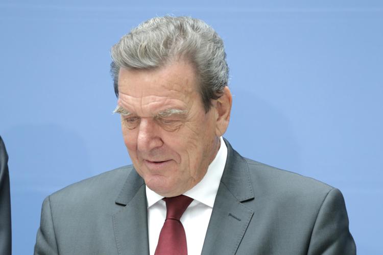Guerra in Ucraina, parla l’ex cancelliere Schroeder: “Penso che questo conflitto sia stato un errore, e l’ho sempre detto. Quello che dobbiamo fare ora è creare la pace il più rapidamente possibile”