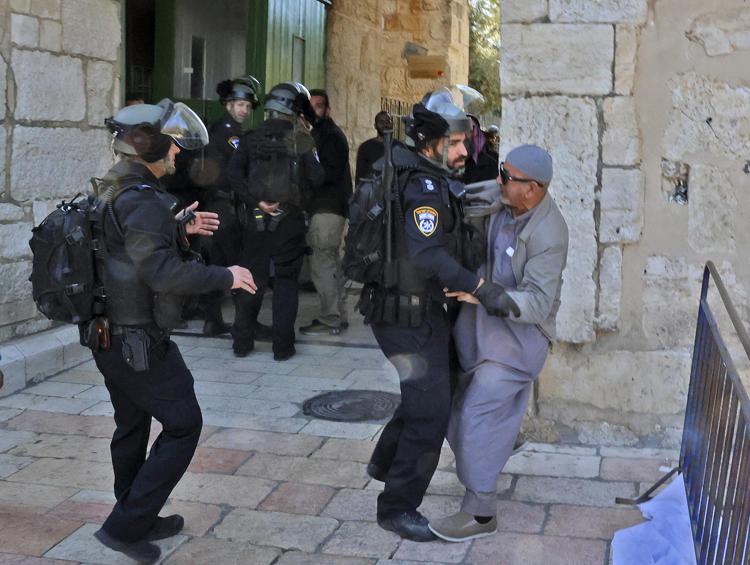 Gerusalemme, scontri tra palestinesi e la polizia israeliana sulla Spianata delle moschee