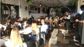 Una folla di giovani all’incontro con il sindaco Alessandro Grando