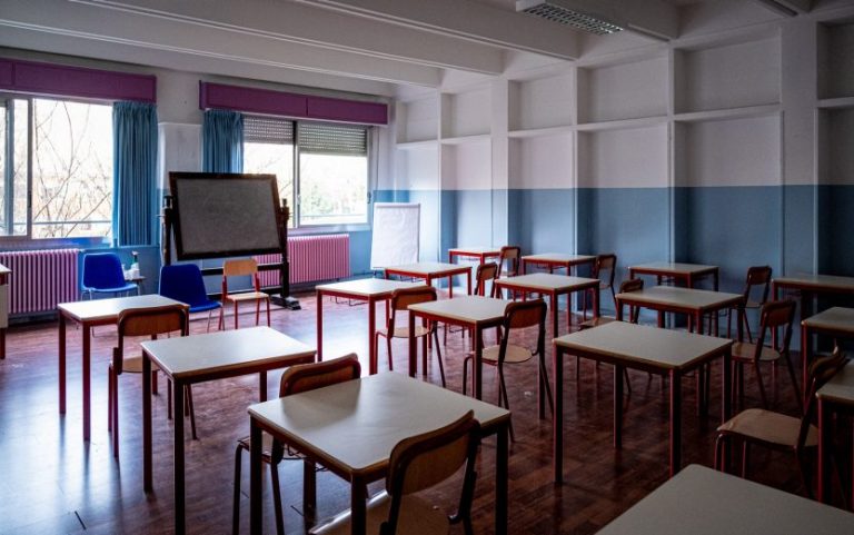 Roma: torna in classe e in una nuova scuola, il bimbo autistico deriso in chat dalle insegnanti