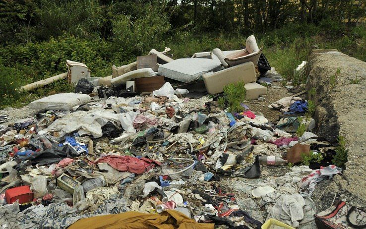 Roma, la polizia locale ha scoperto una discarica abusiva sulla Cassia