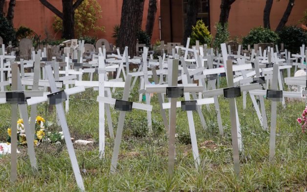 Roma, ci sarà un codice alfanumerico al posto del nome delle madri sulle croci delle sepolture dei feti abortiti al cimitero Flaminio