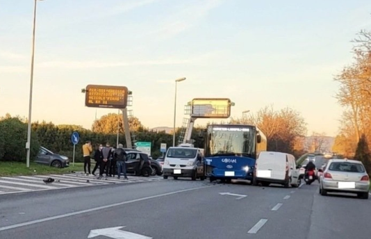 Ennesimo schianto all’ingresso dell’A12