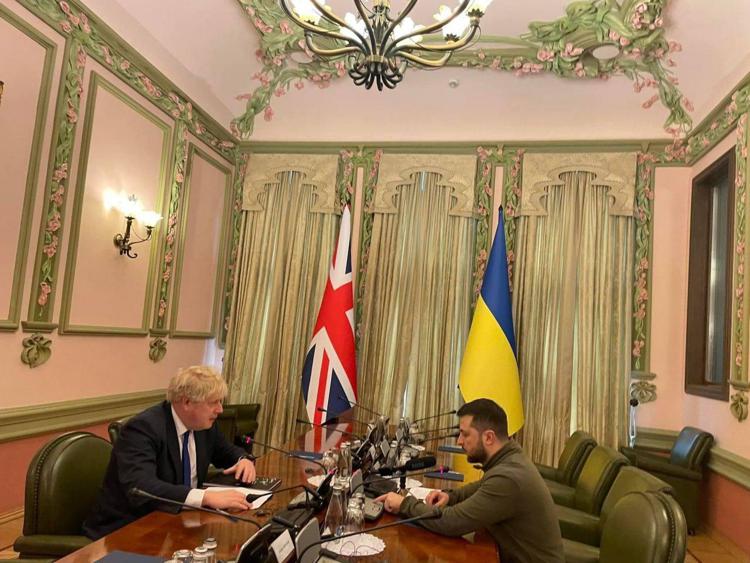 Guerra in Ucraina, visita a sorpresa a Kiev di Boris Johnson: faccia a faccia con Zelensky