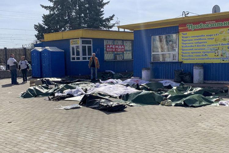 Guerra in Ucraina, due razzi russi colpisco la stazione ferroviaria di Kramatorsk: almeno 50 morti