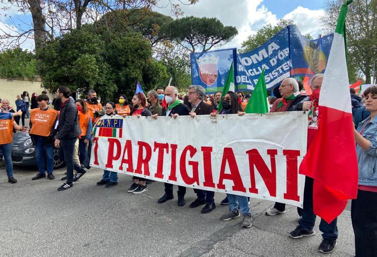 Roma, corteo dell’Anpi: polemiche per lo striscione contro la Nato