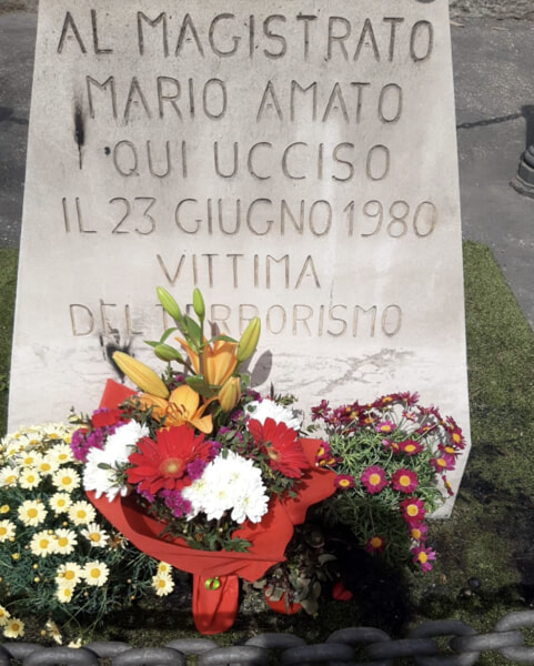 Roma, data alle fiamme la corona di fiori del monumento del magistrato Mario Amato