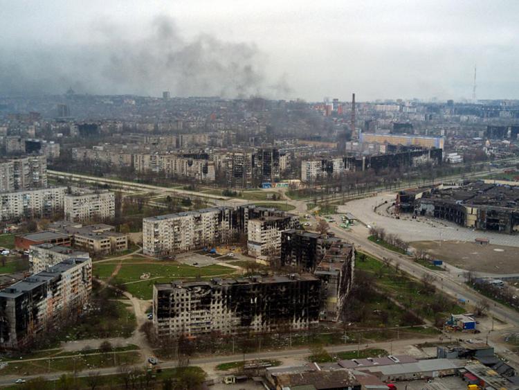 Guerra in Ucraina, gli aerei russi hanno sganciato bombe su un ospedale di Mariupol: sotto le macerie oltre 300 persone