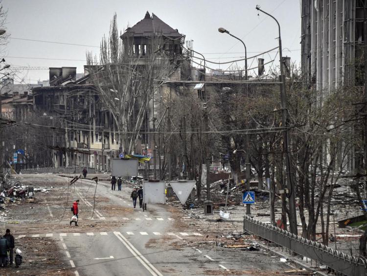 Guerra in Ucraina, 50 raid aerei russi su Mariupol con bombe al fosforo