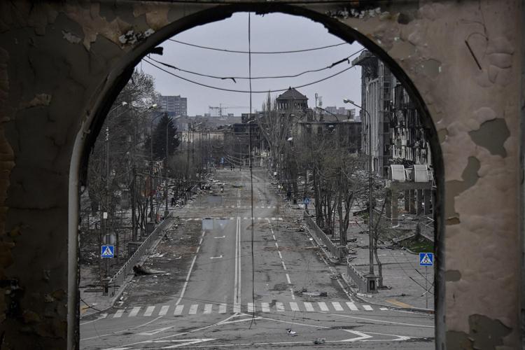 Guerra in Ucraina, il 90% di Mariupol è distrutta. Migliaia di combattenti resistono ancora nell’acciaieria Azovstal