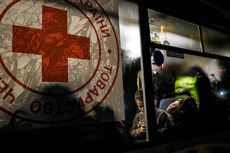 Guerra in Ucraina, la Croce Rossa tenta anche oggi di favorire l’evacuazione dei civili a Mariupol