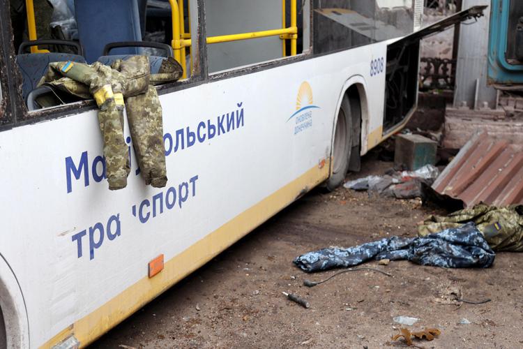Guerra in Ucraina, il drammatico appello dei militari a Mariupol: “Aiutateci, ormai possiamo resistere per poche ore…”