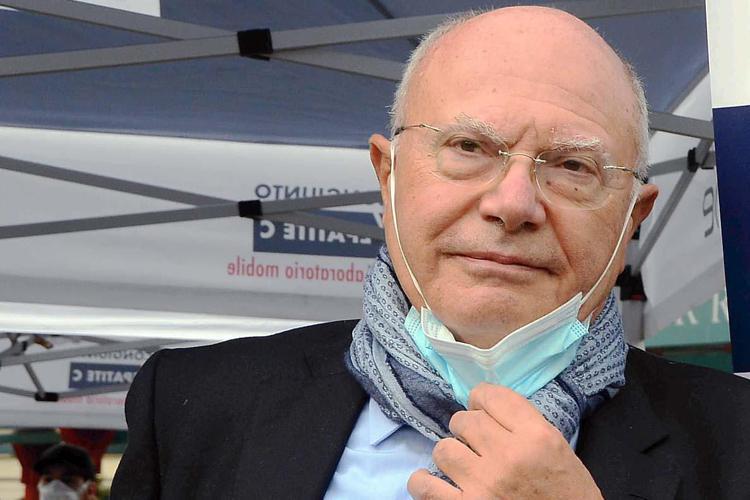 Covid, parla il virologo Massimo Galli: “In Cina misure drastiche, inutili e inumane”