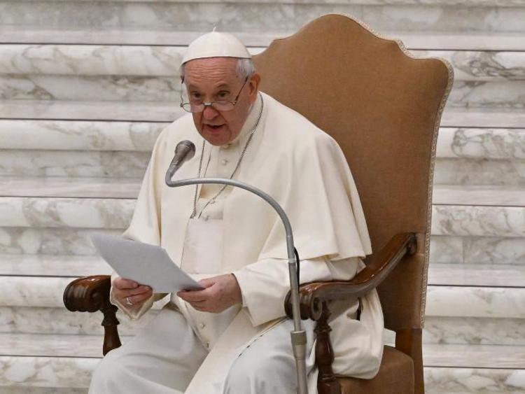 Vaticano, parla Papa Francesco sui dolori alla gamba: “Devo obbedire al medico che mi ha detto di non camminare”