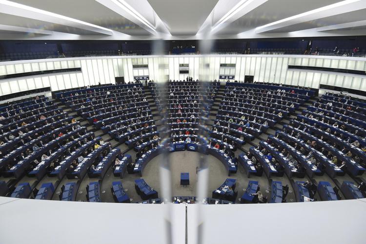 Il Parlamento Europeo: “Embargo totale e immediato sulle importazioni dalla Russia di petrolio, carbone, combustibile nucleare e gas”