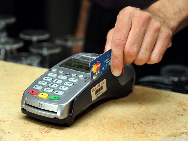 L’uso di carte e bancomat è costato alle imprese nel 2022 almeno 5 miliardi di euro