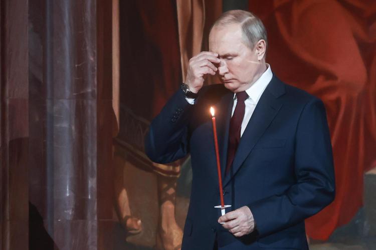 Guerra in Ucraina, il presidente Putin alla messa della Pasqua ortodossa nella cattedrale di Cristo Salvatore a Mosca