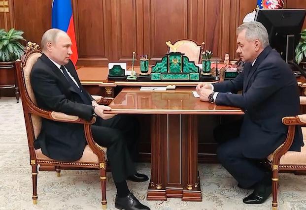 Guerra in Ucraina, Putin si congratula con il ministro della Difesa Sergei Shoigu dopo la presa di Mariupol