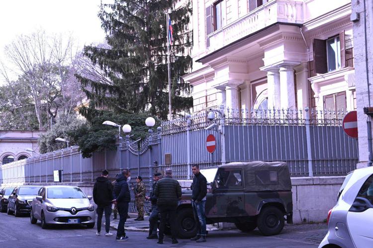 Roma, atto vandalico contro l’ambasciata russa: denunciato un ucraino di 43 anni
