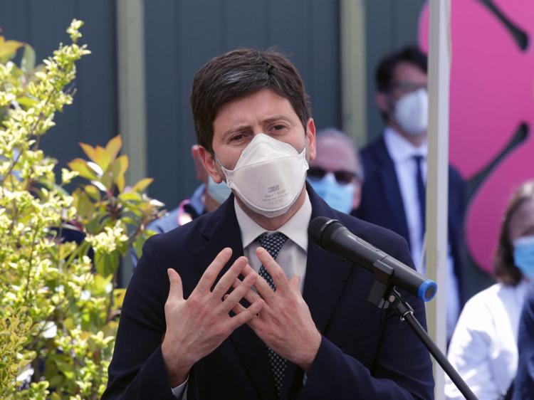 Covid, parla il ministro Speranza: l’abolizione delle mascherine all’aperto? La decisione dopo Pasqua