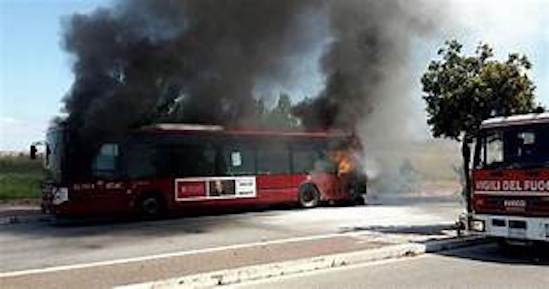 Roma, in fiamme un autobus della linea 771 alla Magliana