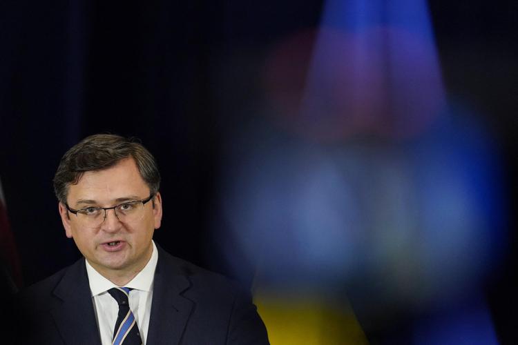 Guerra in Ucraina, parla il ministro Kuleba: “Abbiamo bussato alla porta della Nato, ma non si è mai aperta”