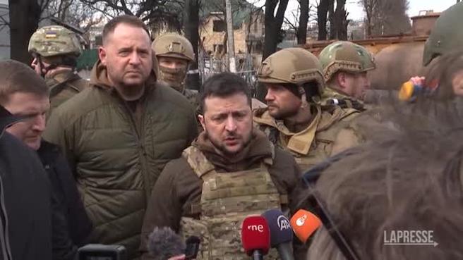 Guerra in Ucraina, il premier Zelensky si è recato a Bucha nei luoghi dell’eccidio di civili