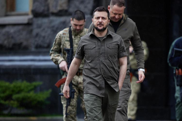 Guerra in Ucraina, l’appello di Zelensky: “Servono più armi, la Russia vuole distruggere il Donbass”