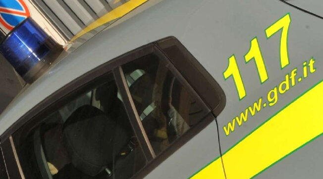 Tre dipendenti pubblici avrebbero passato informazioni riservate ad imprenditori del settore recupero crediti con due sedi: 16 indagati