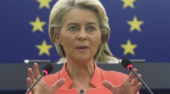 Guerra in Ucraina, parla Ursula von der Leyen: “Oggi proporremo di vietare tutto il petrolio russo dall’Europa”